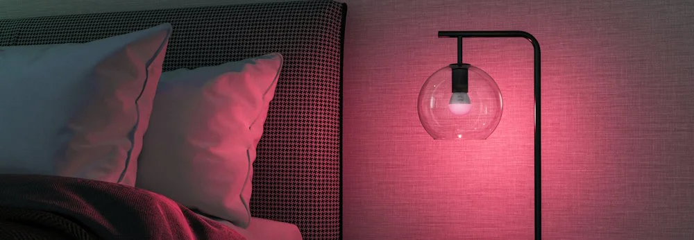 Bett mit Lampe auf Nachttisch